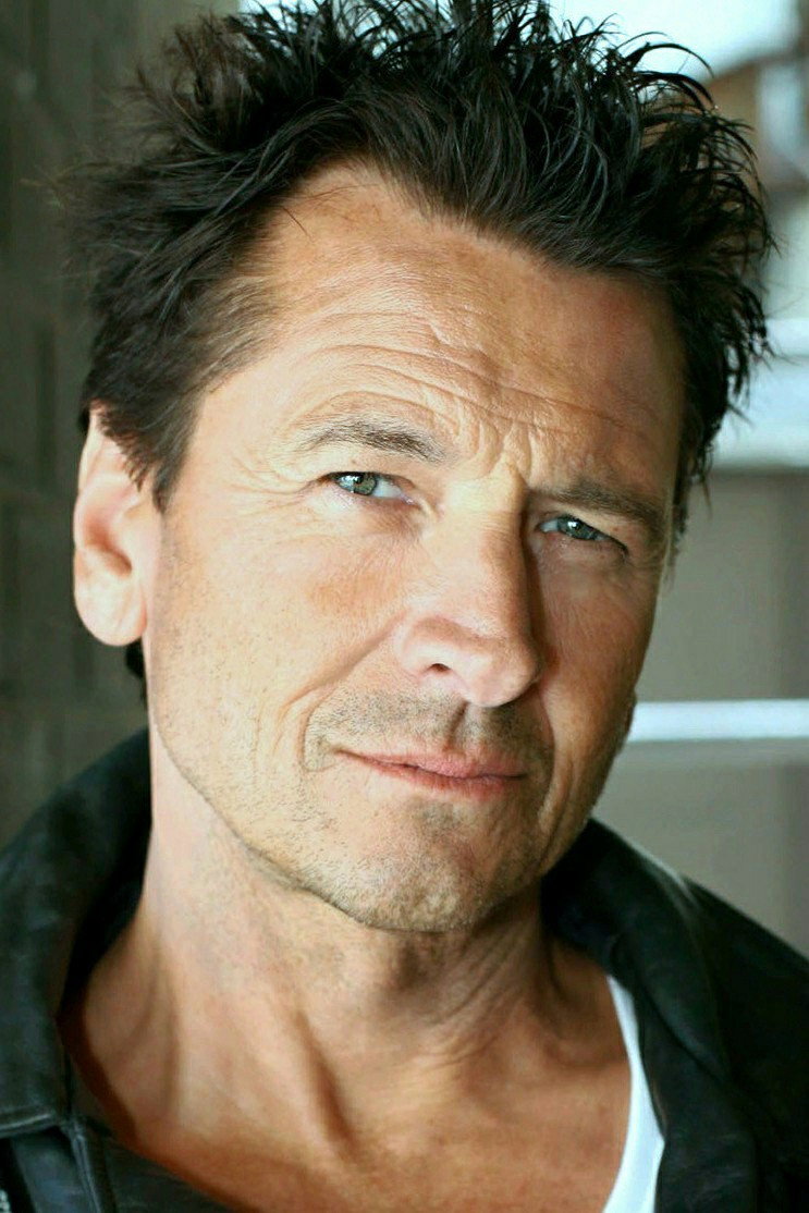 Mark Lindsay Chapman — фото 1