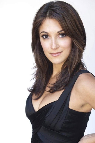 Angelique Cabral — фото 1