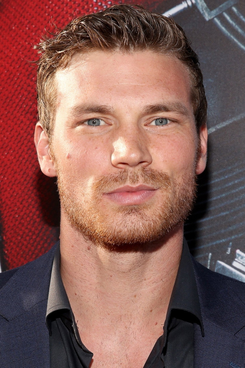 Derek Theler — фото 2