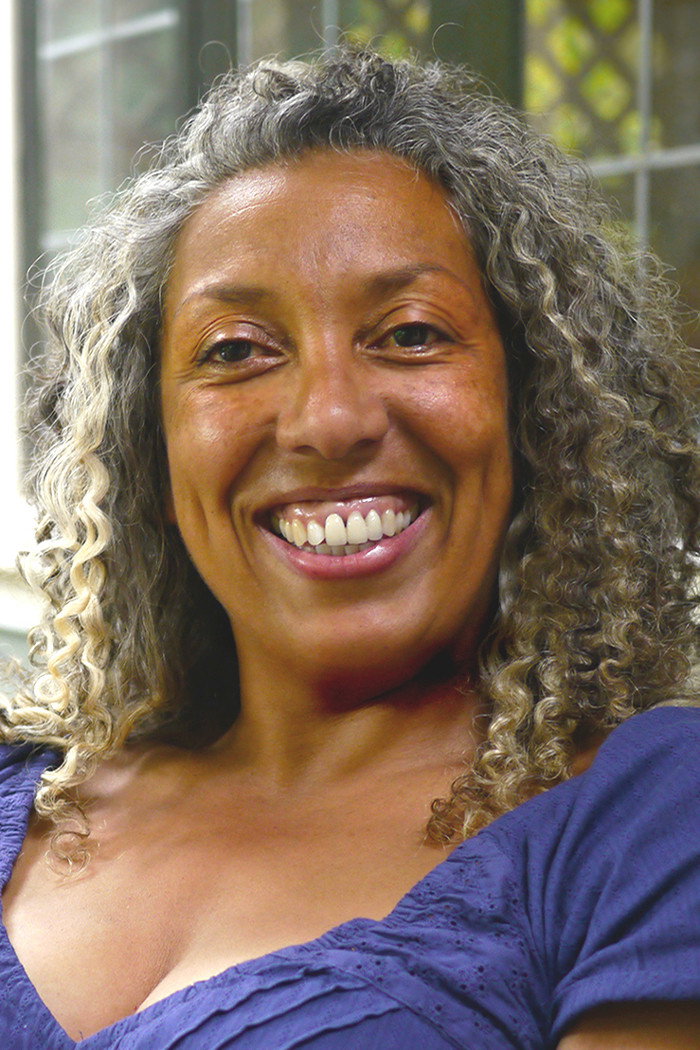 Lesley Ewen — фото 1