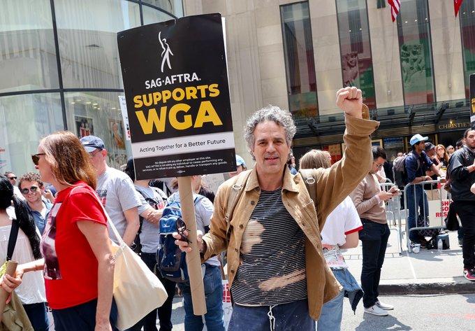 Голлівудські сценаристи і власники кінотеатрів вимагають скасувати угоду про купівлю Netflix компанії Warner Bros.