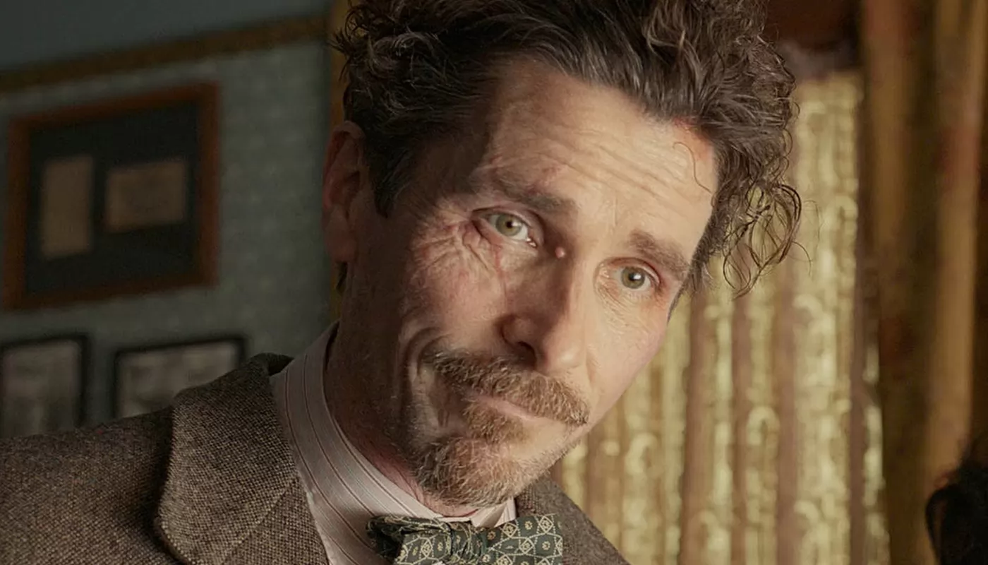 Крістіан Бейл поділився способом не збожеволіти від стресу. Зірка «Нареченої» розповів про виснажливі сесії нанесення гриму.