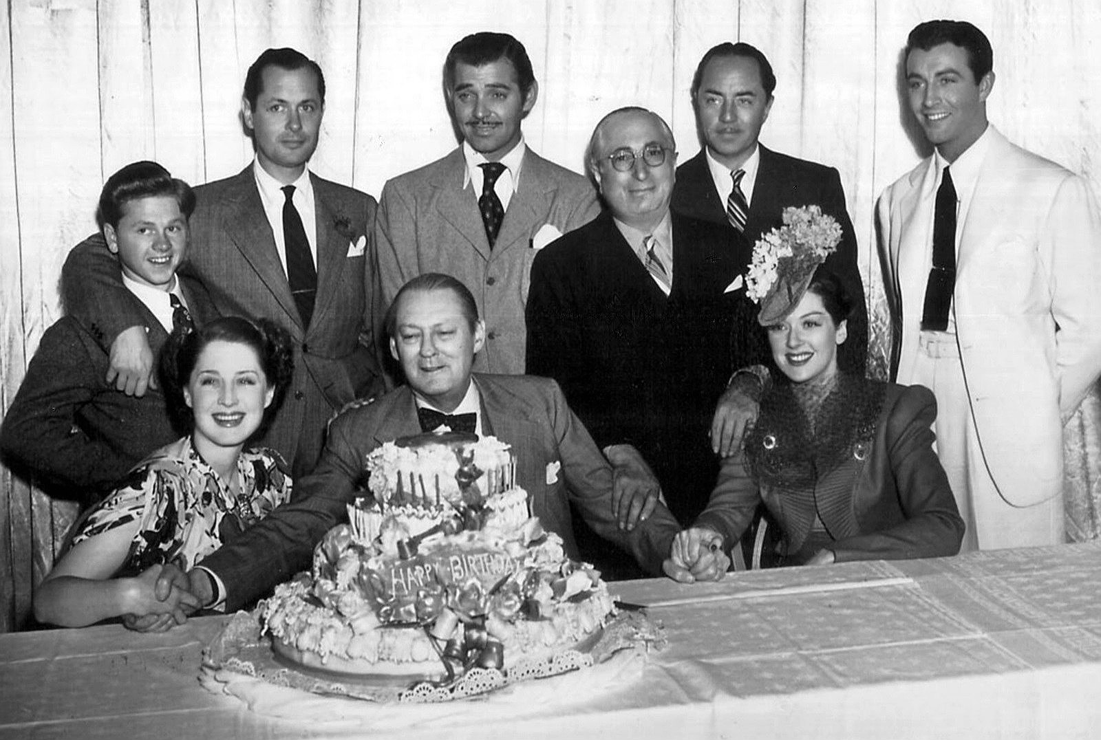 Зірки MGM на святкуванні дня народження Лайонела Беррімора, 1939 рік. Луїс Б. Маєр стоїть у центрі. Modern Screen / Wikimedia Commons.