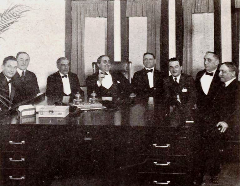 Луїс Б. Маєр із колегами й партнерами, 1920 рік. Маєр — четвертий ліворуч. Exhibitors Herald, 3 квітня 1920; Wikimedia Commons.